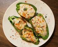 ピーマンの風味とトンナート(ツナマヨ) ソースでワインがすすむ一品。