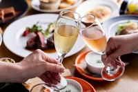 ◆前菜3種盛り合わせ
◆シーザーサラダ
◆フライドポテト
◆ローストチキン
◆おまかせパスタ
◆おまかせデザート＆食後のカフェ