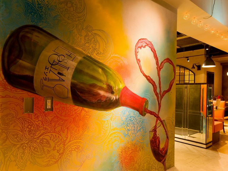 大きなワインのイラストが目印