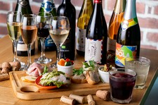 名物｢ワインビュッフェ(飲み放題)｣と｢前菜7種盛り合わせ｣が付いたお手軽なプラン♪

