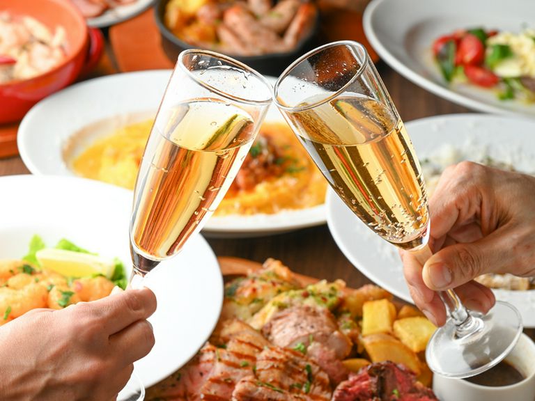 ワインビュッフェが名物の｢ESOLA新宿｣から日〜木の平日限定のお得なプランがワイン飲み放題付きで登場！