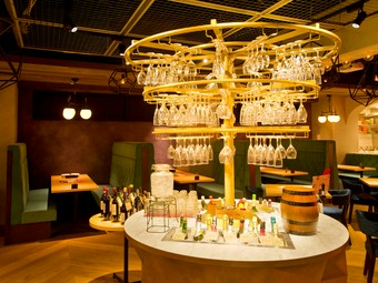 女子会にぴったり！　おしゃれなフロアでいただく華やかな料理