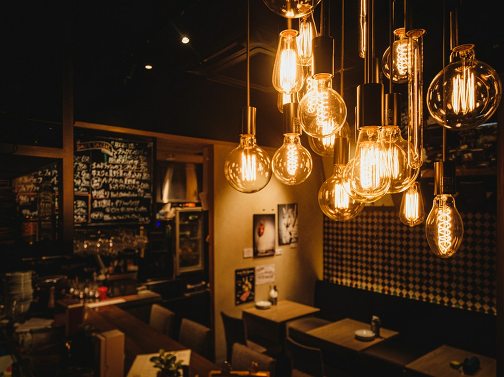 シーンを問わず利用できる、バルならではのオシャレなレイアウト