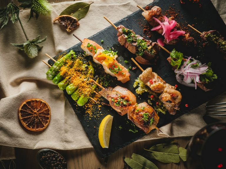 肉も魚も一口サイズで色々つまめて楽しい!『炭火焼ピンチョス』