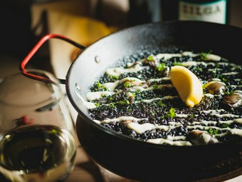 魚介の出汁にイカ墨のコク深い旨みが加わったパエリア『イカ墨のアロスネグロ』