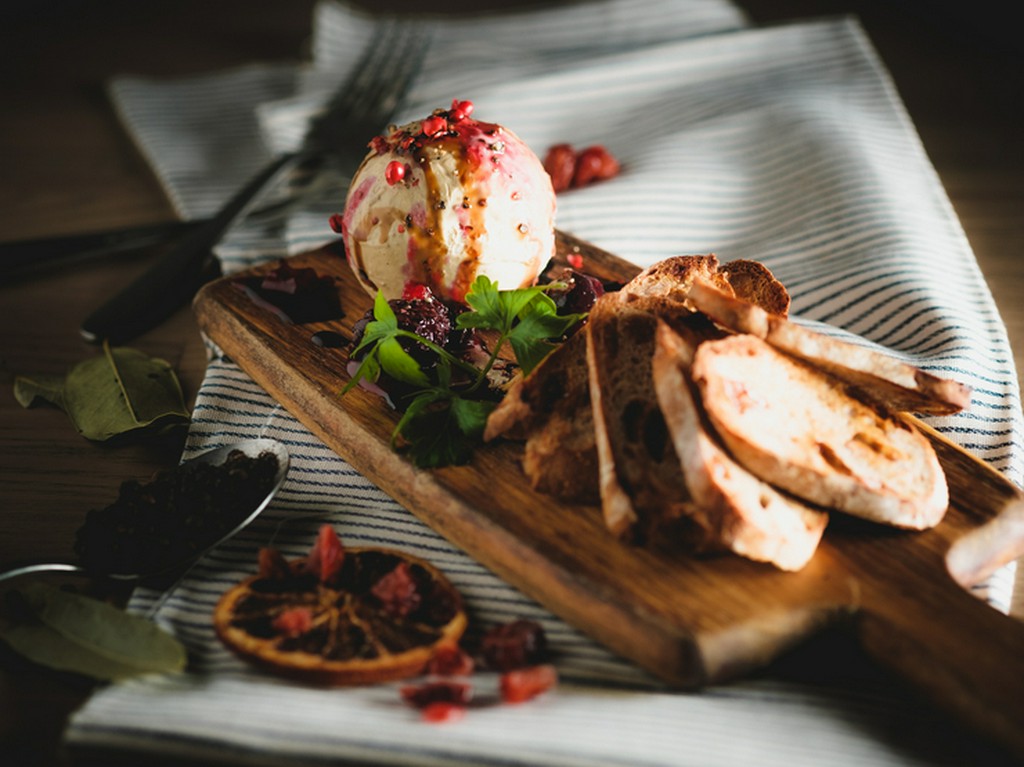 ワインのお供にぜひ！自然酵母のレーズンパンと味わいたい『白レバーとフォアグラのムース』