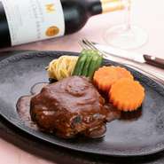 170gの大振りなハンバーグで、昔懐かしい味わいが好評。牛肉6割・豚肉4割の挽肉に国産牛脂を加え、丹念にこねて粘り気を出しています。牛スジを焼いて1週間煮込んだデミソースが豊かなコクを醸します。