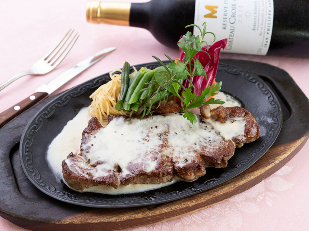 220gのボリュームに大満足。オリジナルソースとの相性も抜群の『サーロインステーキ』