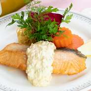 脂が乗ったノルウェー産の刺身用サーモンを使用。素材感あふれる鮭のバター風味に、自家製タルタルソースがベストマッチ。TV番組「孤独のグルメ」でも取り上げられた人気の一品です。