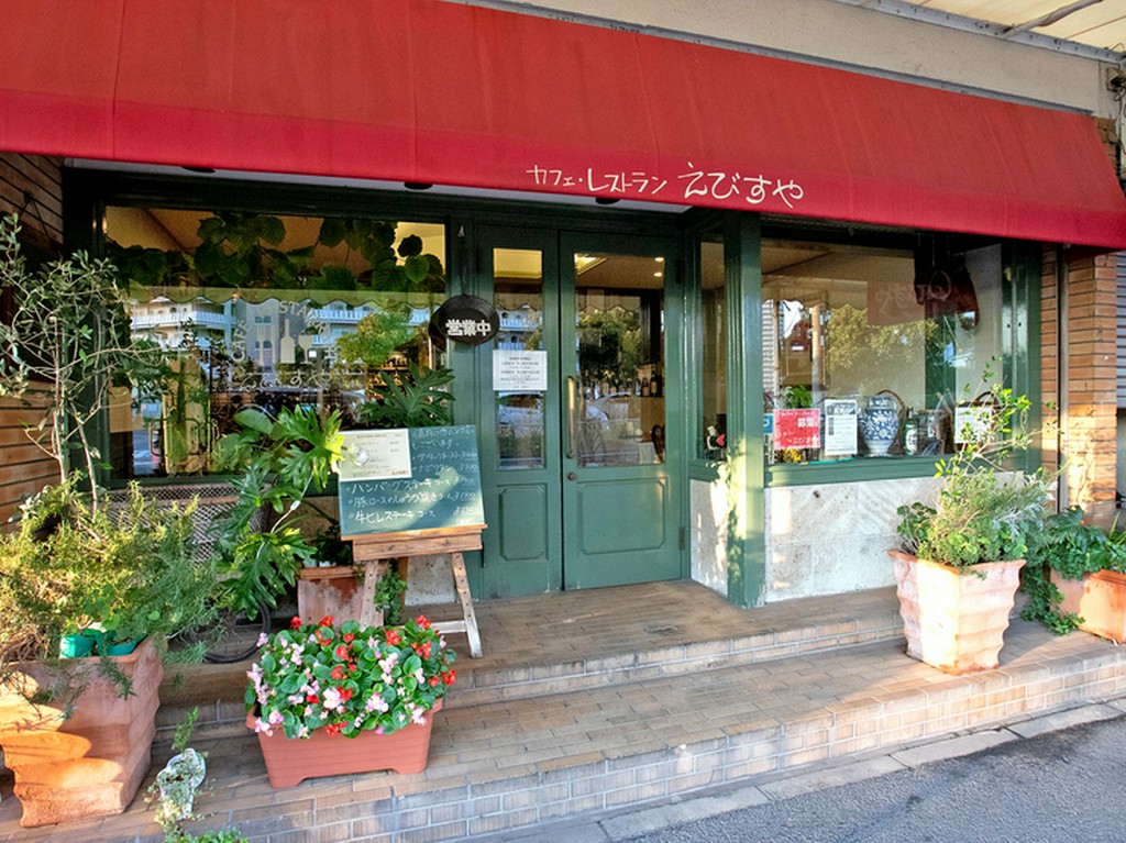 赤いテントが目印の洋食店