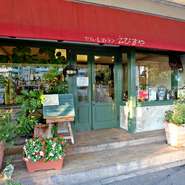 赤いテントと看板が目印。西登戸駅から徒歩7分の静かな環境にある穴場的な洋食レストランです。