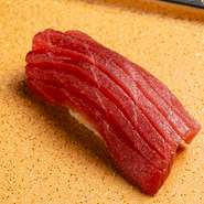 ※季節、食材の仕入れ状況により、内容は変動がございます。予めご了承下さいませ。
※表示価格に別途、サービス料（10％）を頂戴しております。