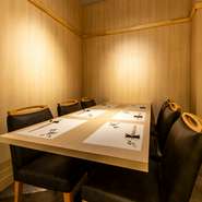 落ち着いた和空間の個室は、接待や会食といったビジネス利用にピッタリ！当店自慢のおまかせ握りコースは9800円からご用意あります！店主が仕入れるその日一番の食材を利用した鮨は絶品の一言です！