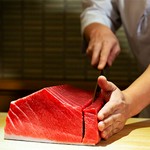経験豊かな職人が握る本格鮨！ 新鮮鮮魚を用いて作られた握りは絶品。