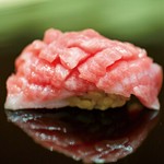 数多くの鮨の名店で研鑽を積んだ大将が繰り広げる、伝統の江戸前鮨の世界をおまかせコースで。
