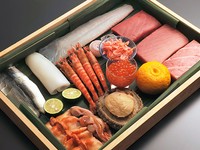 その日一番の季節の旬を握りと逸品料理を織り交ぜてご提供致します。