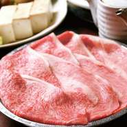 A5厳選黒毛和牛を贅沢に味わえる人気のコース。きめ細やかで柔らかく、口の中でとろける肉の甘み、旨みを堪能できます。メインはすき焼きまたはしゃぶしゃぶを選択可能。 
