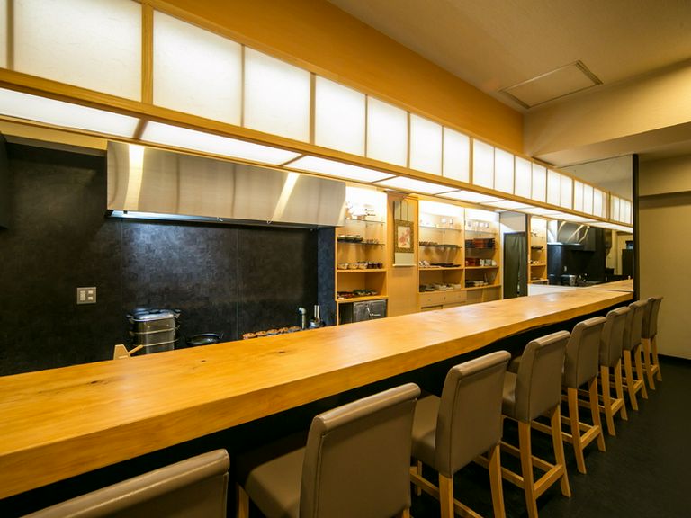 檜のカウンターが落ち着く空間で、ゆったりミシュランの味に酔う