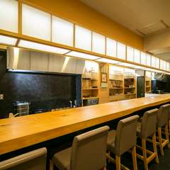 檜のカウンターが落ち着く空間で、ゆったりミシュランの味に酔う