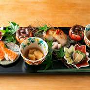 調理人の技術がすべて揃っている会席料理に欠かせない八寸。焚き物・焼き物・蒸し物・煮物など5～8品、その日の食材にあわせてつくりあげる、期待高まる一皿です。海の幸・山の幸・川の幸と彩り豊かに楽しめます。