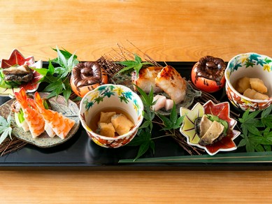 四季折々の伝統の和食を楽しむ『季節の八寸』