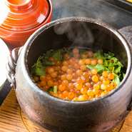 鱧、うなぎ、穴子、クエ、鯛、鮭…そのとき“一番美味しい”旬を炊き込んだ限定ご飯。訪れる度に新たな味わいをに出合えるため、月に1度、2度と訪れるグルメなゲストも少なくありません。