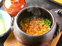 鱧、うなぎ、穴子、クエ、鯛、鮭…そのとき“一番美味しい”旬を炊き込んだ限定ご飯。訪れる度に新たな味わいをに出合えるため、月に1度、2度と訪れるグルメなゲストも少なくありません。