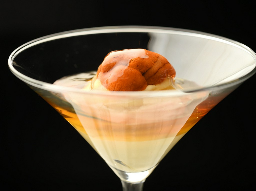 シェフ自慢の一品『甘い人参のスプーマ　コンソメのゼラティーナ　 生うに添え』