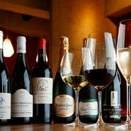 料理と相性の良いワインを常時30種類ほどセレクト。上質なフランスワインのほか、つくり手の思いがこもった日本のワインにも注目です。手頃なグラスワインも日替わりで提供しています。
