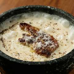 チーズのコクと濃厚なフォアグラに黒胡椒のアクセントが効いた『フォアグラの石焼きクリームリゾット』