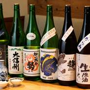 日本酒はすべて長野県産。香り高い戸隠蕎麦、信州の旬食材をたっぷり使った料理にきれいに寄り添います。とくに、中野市の老舗蔵元・丸世酒造店が醸す「勢（いきおい）」は豊富なラインナップ。季節酒も続々登場。