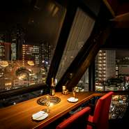 店内には、デートに最適な夜景が見えるおしゃれなカウンター席があります。景色が良く、ランチデートでもディナーデートでもおすすめ。コースも2500円～とリーズナブルで普段使いのデートとして重宝します。