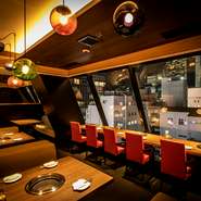 デザイナーが手がけた店内は、韓国らしさを残しながらもスタイリッシュかつモダンな雰囲気。デーブル席でにぎやかに、個室席でゆったりと。4～18名様まで可能な個室。4～28名様まで可能な半個など中規模宴会に最適！