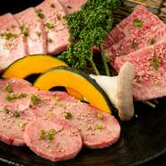 オーナーが毎日市場に赴き、買い付けた「黒毛和牛」は質の良さにこだわりが。選び抜いた上質な味わいを満喫することができます。