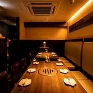 グループでわいわいと気兼ねなく過ごせる個室や、少人数・中規模宴会にも最適な座席など、色々な座席を完備。もちろん、仕事帰りにも立ち寄りやすく、シーンを問わず利用できる韓国料理店です。