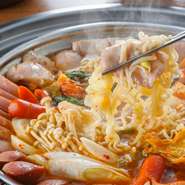 ピリリとした味わいが、辛いもの好きの方に大好評の『プデチゲ』。スパム、ベーコン、モルタデッラ、ラーメン…たっぷりの具材を煮込んだ、寒い時期にぴったりのお鍋です。