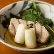マグロのトロが捨てられていた江戸時代に、下町の人々が考えた「ねぎま鍋」。大トロは煮込むほどに筋がとろけて柔らかくなり、さっぱりした味わいに。その脂や旨味がしみ込んだ熱々のネギもまた、絶品です。