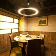 ダークブラウンを基調としたラグジュアリーな空間は、特別な日のデートに最適。2名から使える個室も用意されており、2人きりの時間を大切にできます。ラウンジやバーのような雰囲気の半個室もおすすめ。