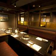 2名から最大21名まで、人数に合わせて使える個室を完備。接待などのビジネスシーンにも大活躍です。全席無煙ロースターになっているので、女性のゲストにも喜ばれます。