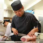 「楽しく、美味しいものを食べて、元気になって、幸せになってお帰りいただきたい」という市川氏。また、来たいと思ってもらえるように、心をこめてつくる料理でもてなしてくれます。