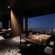 上質な空間は接待や会食に最適。両家顔合わせや長寿のお祝いの席としてもピッタリです。スカイツリー(R)や東京タワーなど“ココでしか見られない景色”を眺めながらの食事は、きっとずっと心に残るはずです。