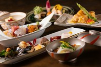旬の食材をふんだんに取り入れた、上品な日本料理を堪能。上質食材も味わえる贅沢な会席です。素材本来の味を生かした料理で、「走り」「旬」「名残り」の粋を楽しめます。