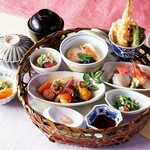 小鉢やお造り、天麩羅などの籠盛りに、国産牛のステーキ、乾杯梅酒がついたボリュームランチ。日本料理の定番メニューを少しずつ籠盛りにし、見た目も華やかなお食事をお楽しみくださいませ。