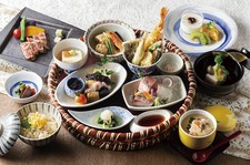 お祝いや記念日などお集りのお席にぴったりな華やかな日本料理です。