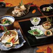 日本料理を通し、四季を感じられる会席料理。得意にお椀にこだわり、まぐろを原料とした、珍しい「めじ節」で上品な味付けに仕上げています。素材それぞれの持ち味を生かした和食が織りなす、旬の味覚に出合えます。