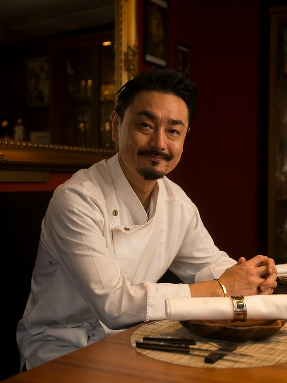 シェフの飾らないサービスで、肩肘張らずに食事が楽しめる