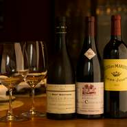 奇をてらったものではなく、すべて王道のフランスワイン。時期に応じて飲み頃のワインが入れ替わります。ワインリストはなく、出す料理や好みを聞いてセレクト。ワインと共に味わう料理は舌も喉もとろけます。