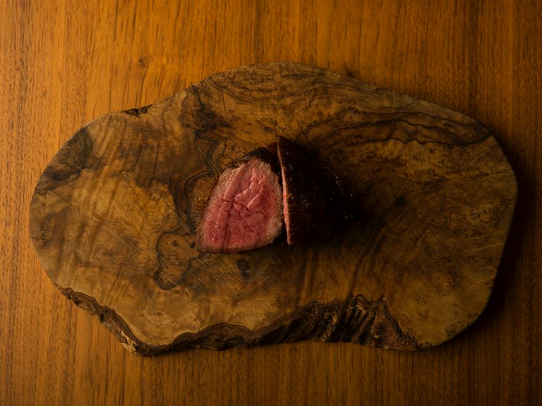 炭火やオーブンは使わず、あえてフライパンひとつで焼き上げるこだわりの『三田和牛のもも肉』