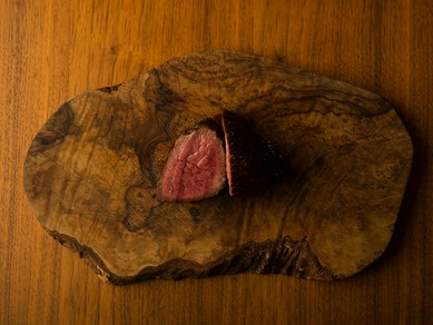 炭火やオーブンは使わず、あえてフライパンひとつで焼き上げるこだわりの『三田和牛のもも肉』