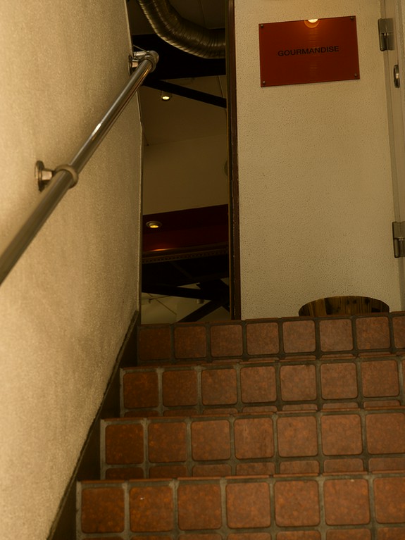 秘密基地に続くような階段を上がると現れる【グルマンディーズ】